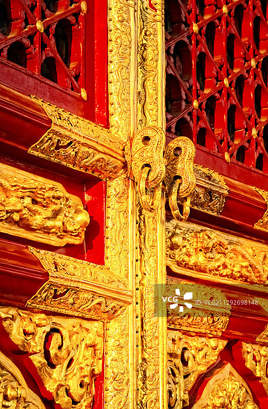 故宫里太和殿隔扇门的龙纹鎏金面叶和扭头圈子把手图片素材