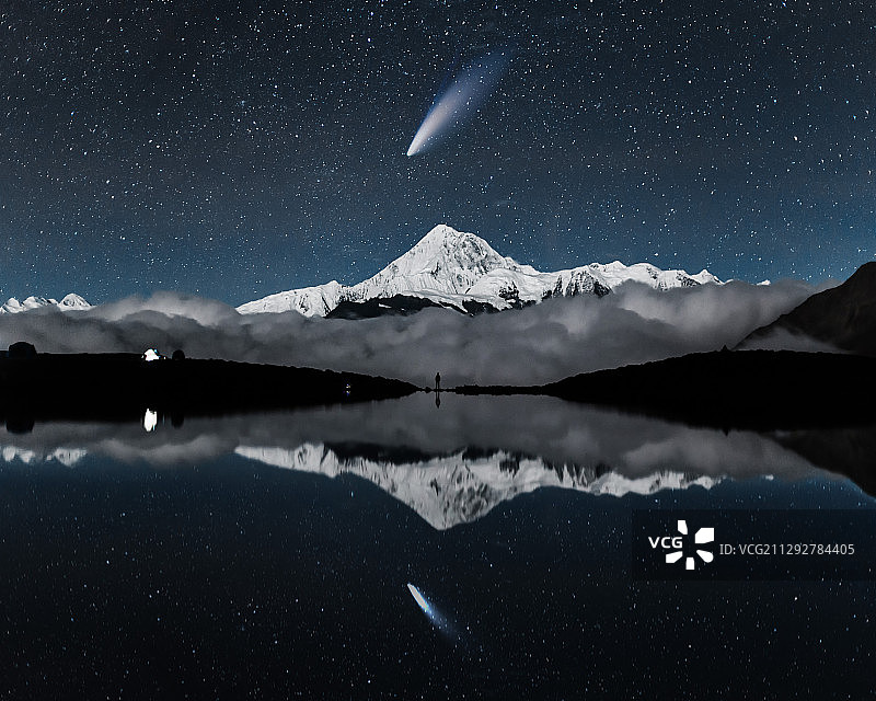 一夜星空Neowise里索海贡嘎山图片素材