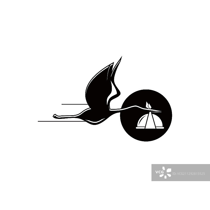 飞翔的黑鹳携带食物图片素材