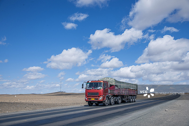 奔驰在新疆G216线国道上的大货车图片素材