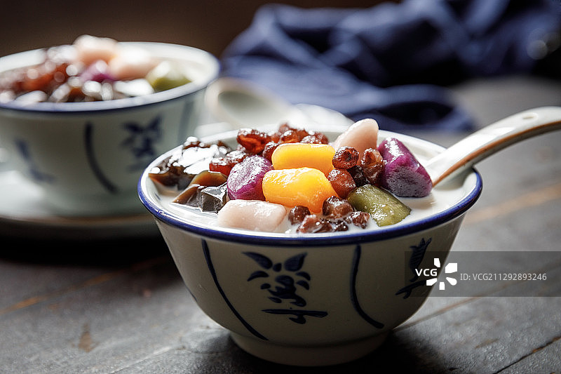 两碗古早味中式传统糖水红豆芋圆烧仙草图片素材