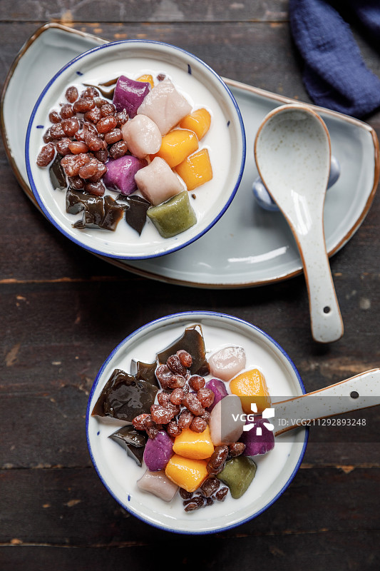 两碗古早味中式传统糖水红豆芋圆烧仙草图片素材