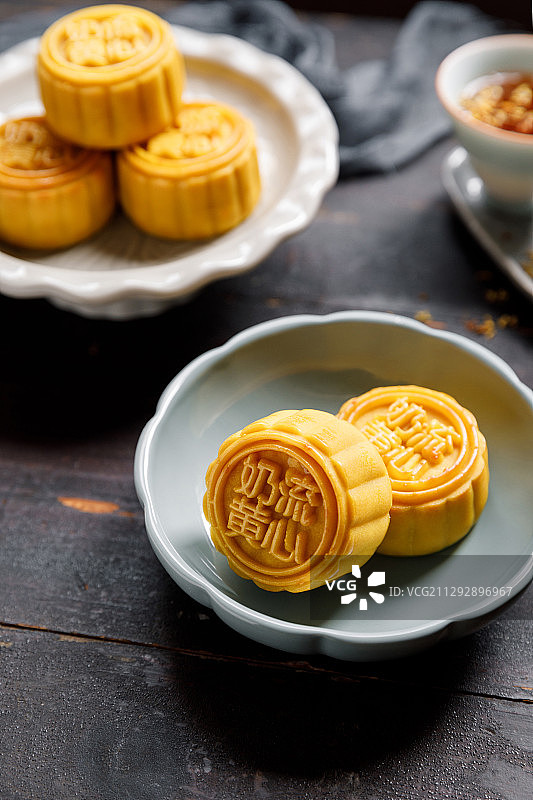 中秋节传统糕点流心奶黄月饼图片素材