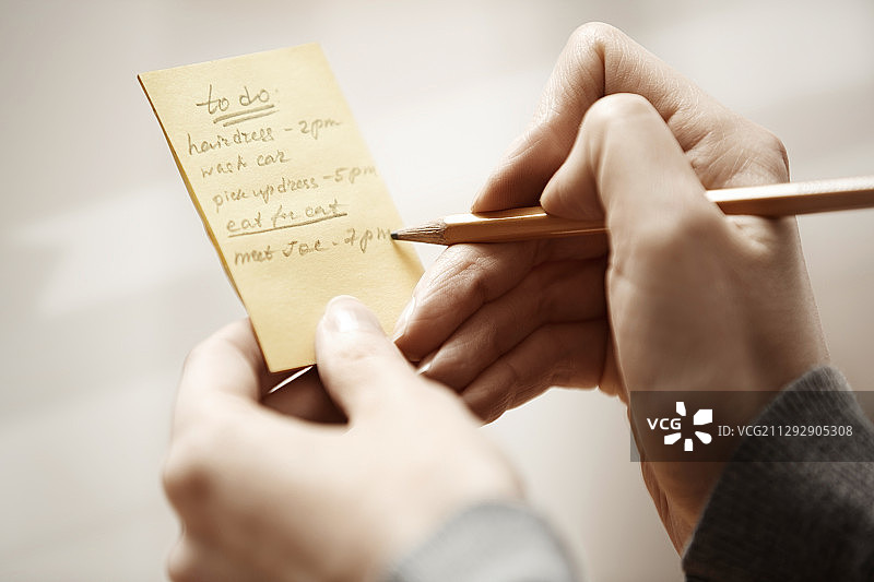 用铅笔书写待办事项清单的女人图片素材