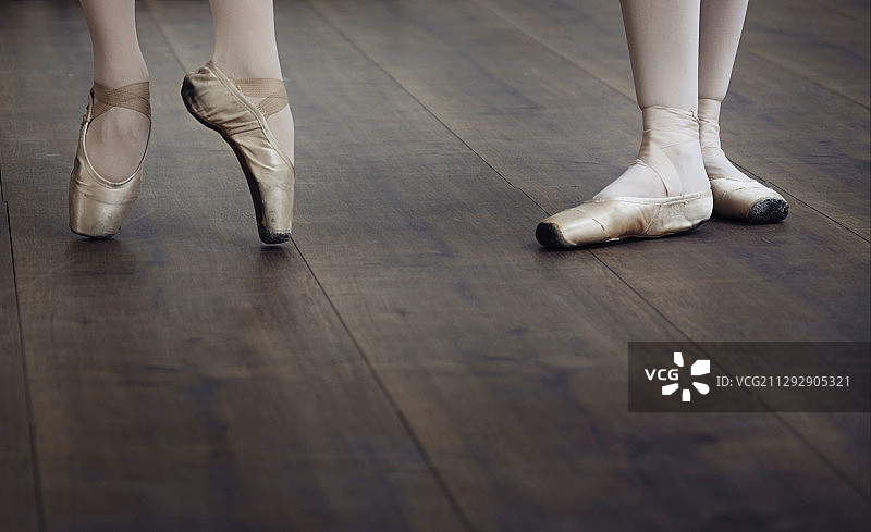 芭蕾舞演员足尖鞋练习图片素材