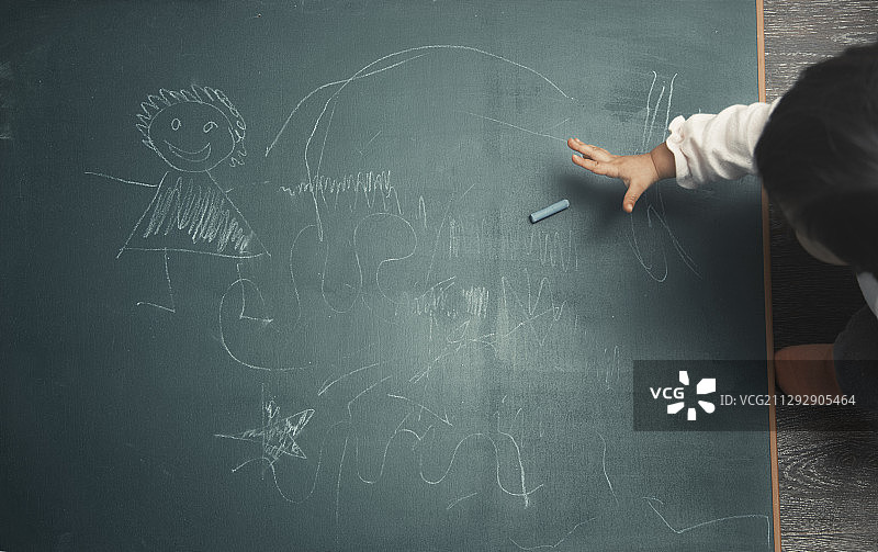 宝宝在黑板上画画图片素材