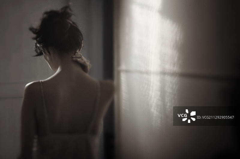 独自在家女士的背影（颗粒感照片）图片素材