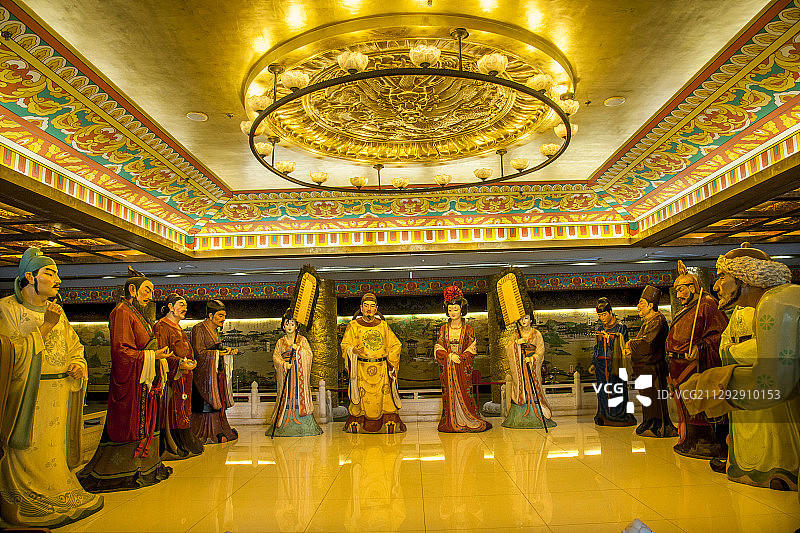 陕西省西安大唐芙蓉园紫云楼里大型雕塑：“胡人参拜唐皇”图片素材