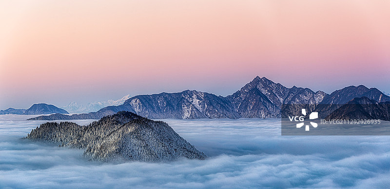 西岭雪山日出雪景暖色朝霞图片素材