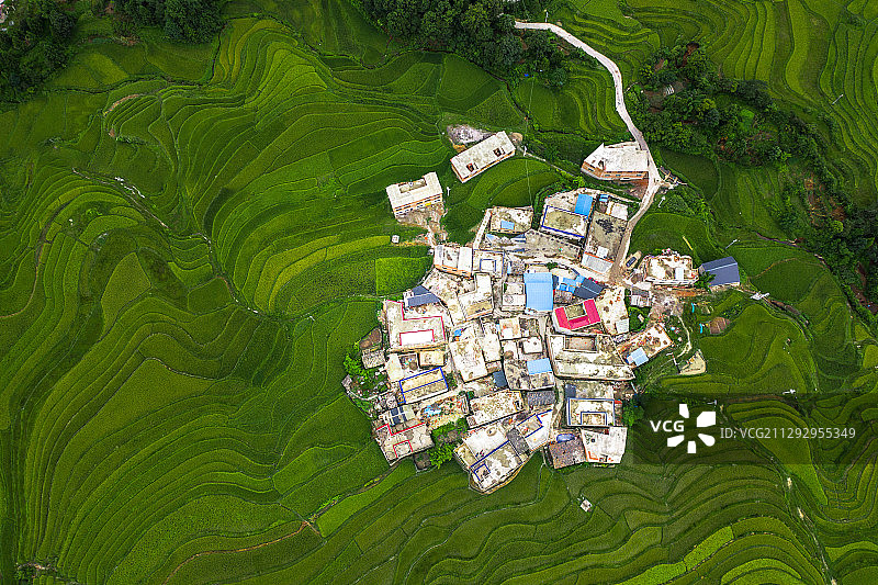 航拍梯田村庄图片素材