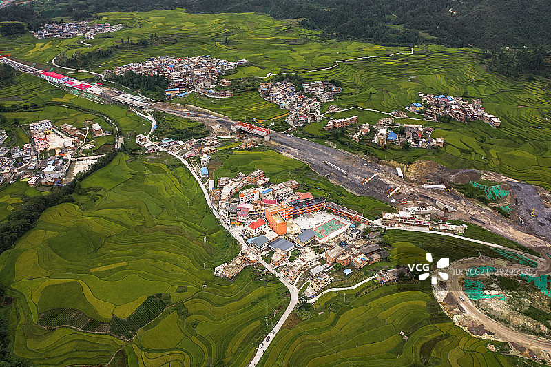 航拍梯田村庄图片素材