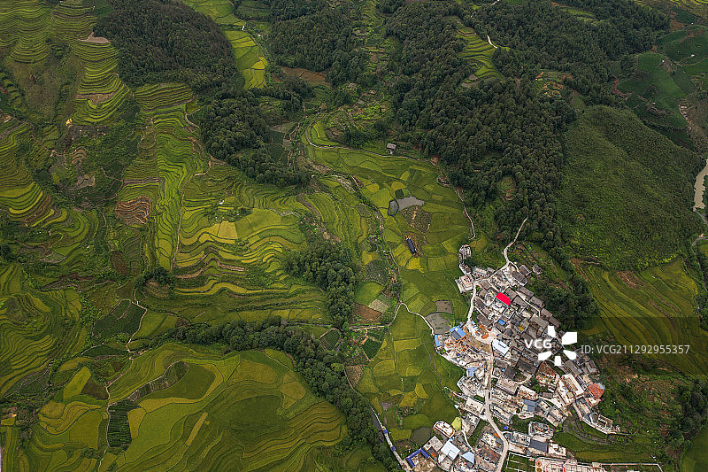 航拍梯田村庄图片素材
