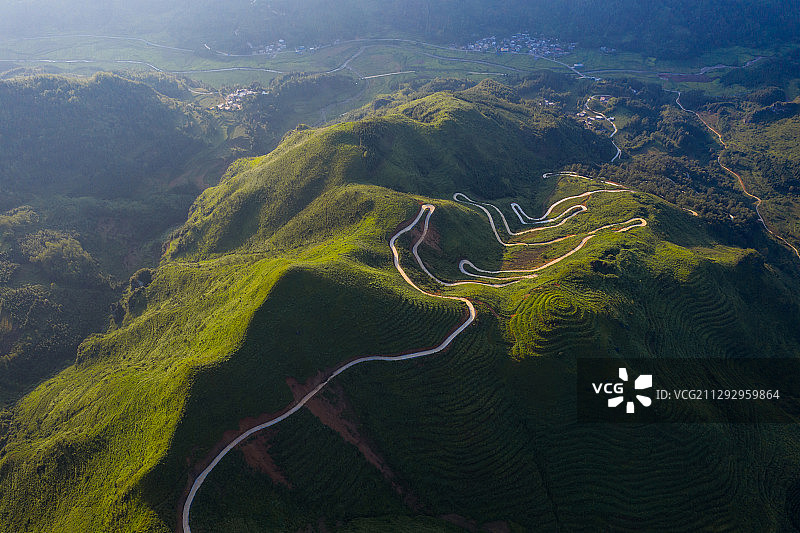 航拍蜿蜒的山路图片素材
