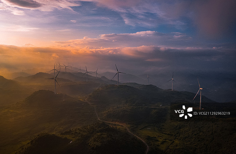 航拍云下的风车图片素材