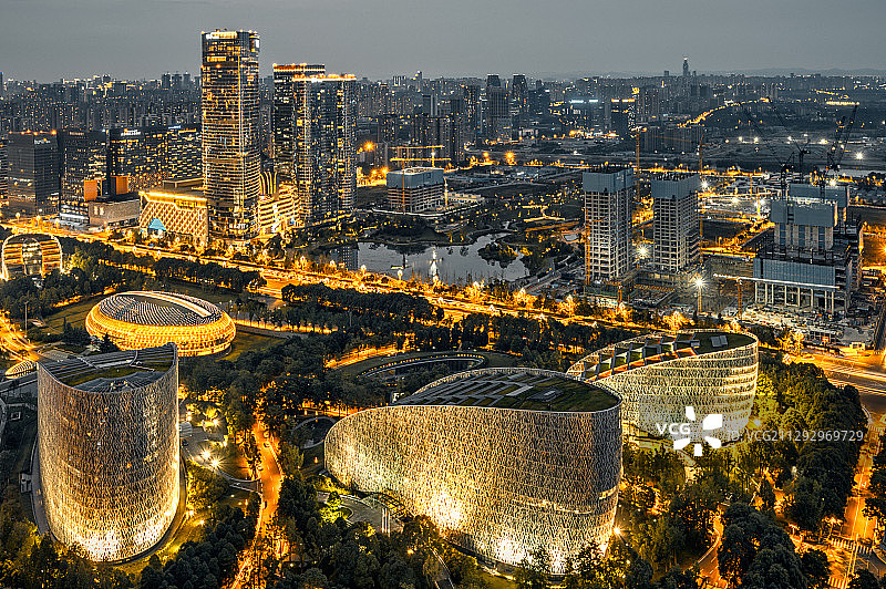 夜幕下的成都金融城，璀璨夺目图片素材