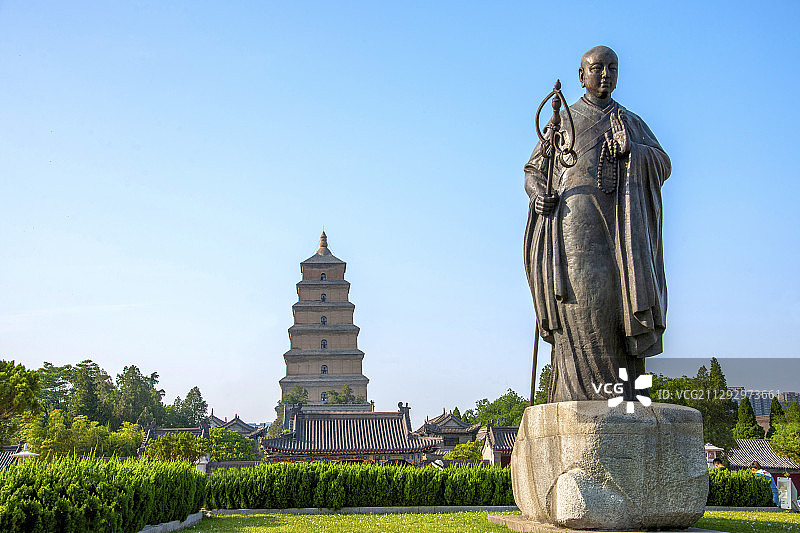 陕西省西安大雁塔（西安大慈恩寺佛塔）广场唐僧雕像图片素材