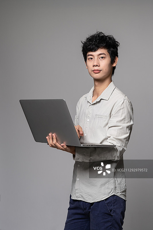 抱着手提电脑的男人图片素材