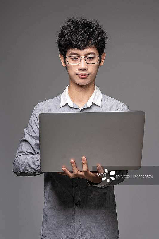 抱着手提电脑的男人图片素材