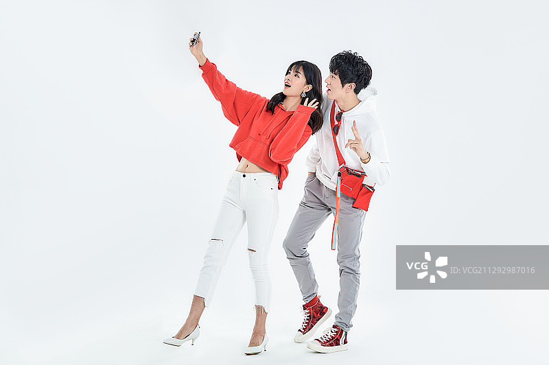 年轻的情侣手拿相机在娱乐图片素材