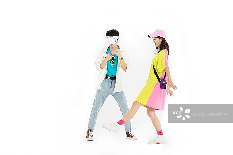 穿戴者VR的年轻情侣图片素材