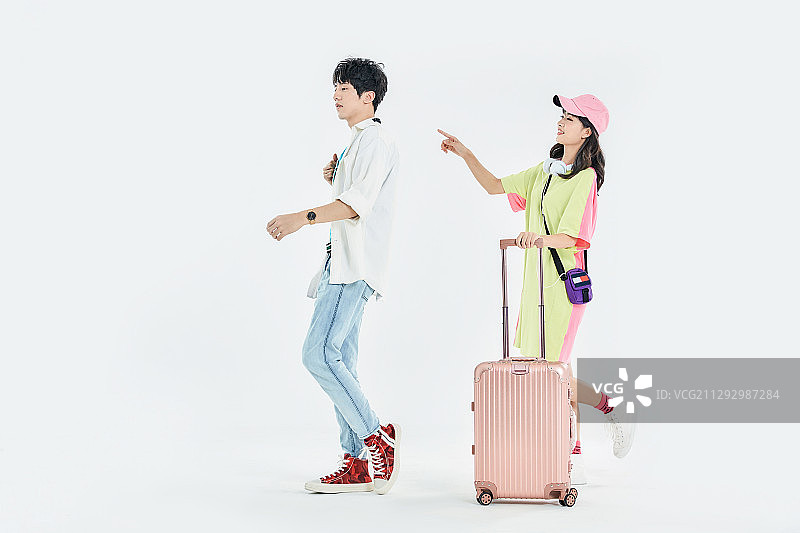 手拉行李箱去旅游的情侣图片素材