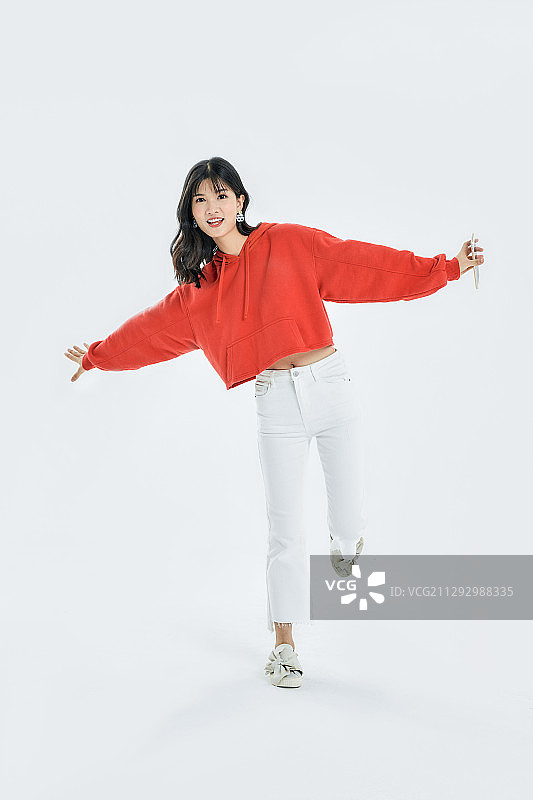 拿着手机的年轻女生图片素材