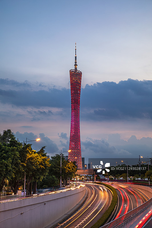 黄昏日落广州塔市区旅游目的地城市交通长曝光车轨著名旅行景点图片素材
