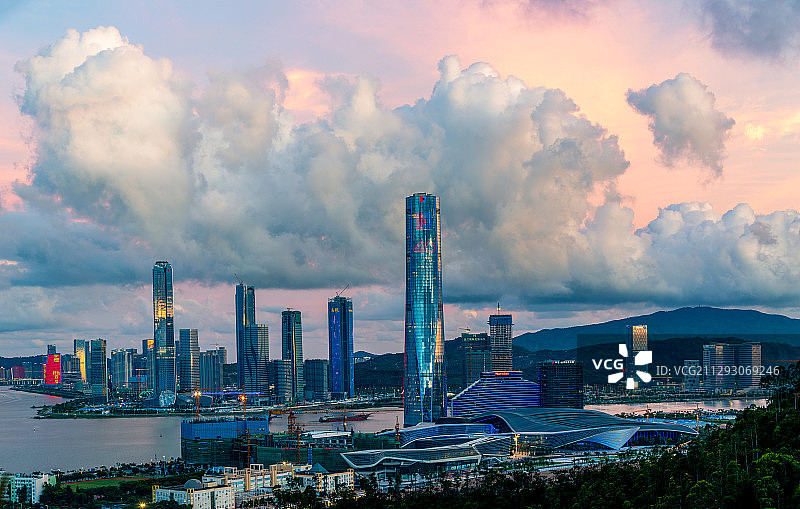 黄昏来临前夕的横琴十字门商务区图片素材