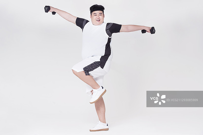 胖子举哑铃图片素材