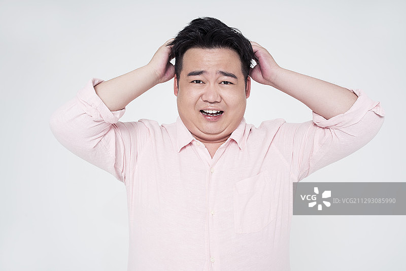 胖子抱头沮丧图片素材