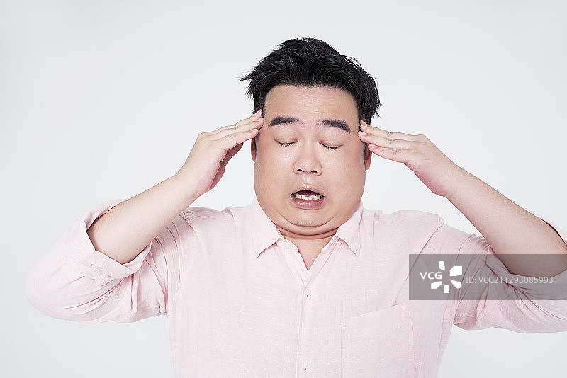 胖子抱头沮丧图片素材