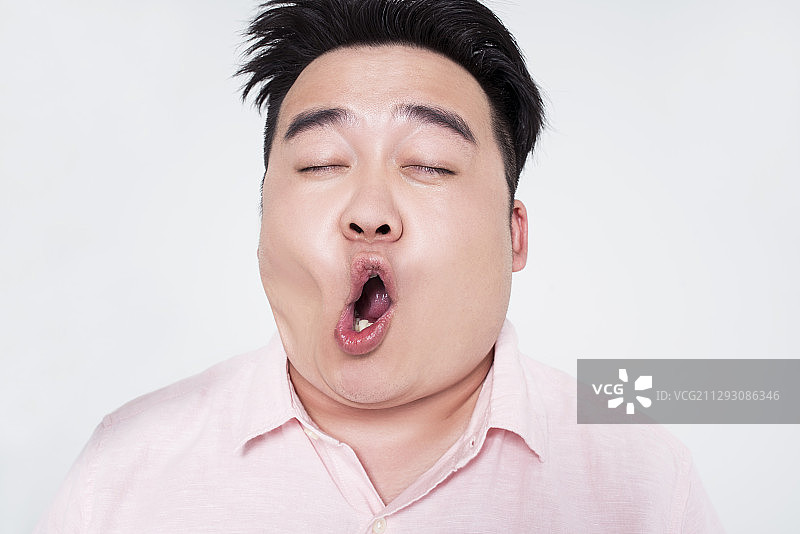 年轻男子脸被风吹变形图片素材