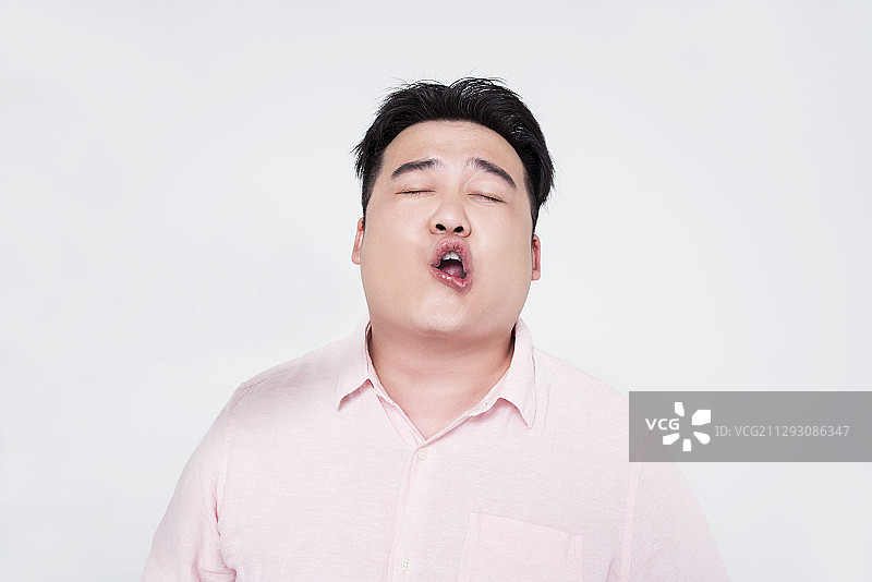 年轻男子脸被风吹变形图片素材