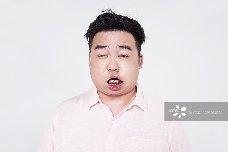 年轻男子脸被风吹变形图片素材