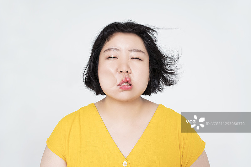 年轻女子脸被风吹变形图片素材