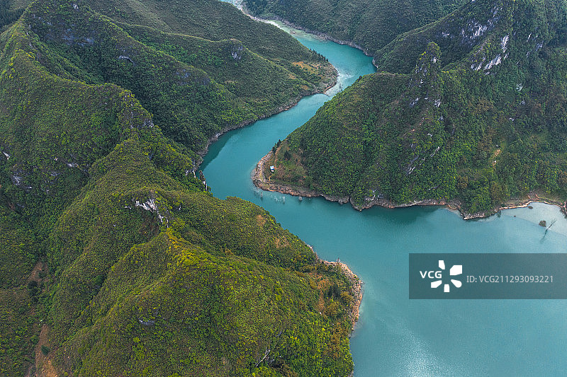 航拍蜿蜒的大河与群山图片素材