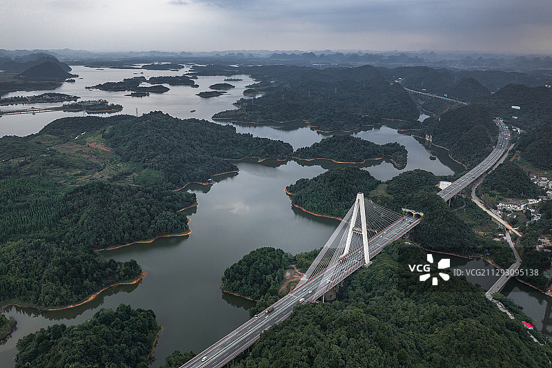 航拍贵阳道路和红枫湖大桥和水库岛屿图片素材