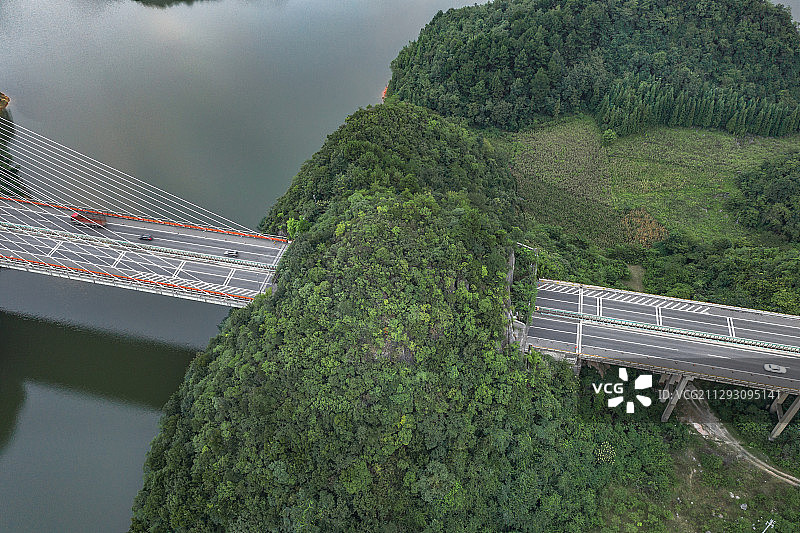 航拍贵阳道路和红枫湖大桥和水库岛屿图片素材