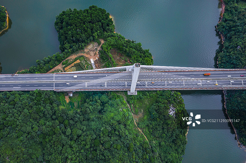 航拍贵阳道路和红枫湖大桥和水库岛屿图片素材