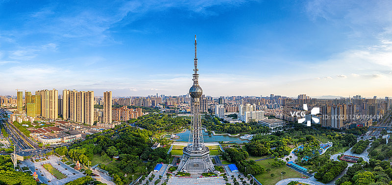 航拍视角下的佛山电视塔-岭南明珠体育馆城市天际线全景图片素材
