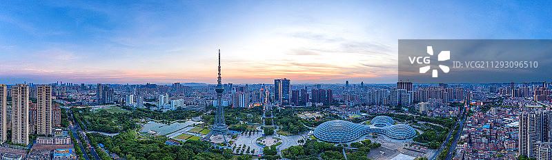 航拍视角下的佛山电视塔-岭南明珠体育馆城市天际线全景图片素材