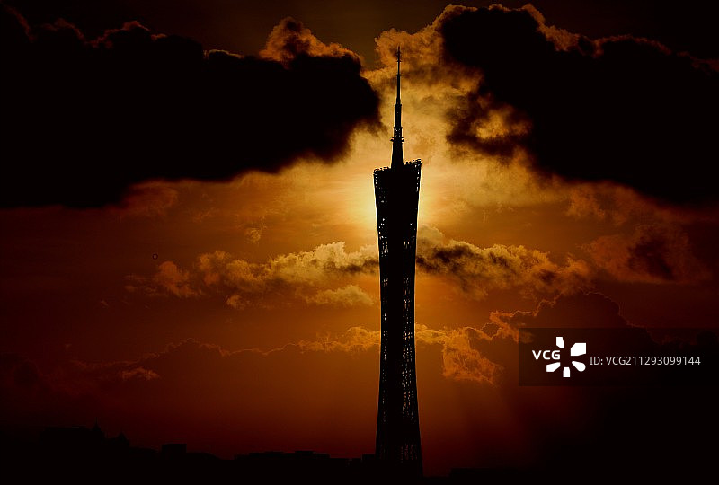 初升太阳穿过云雾，照亮广州塔图片素材