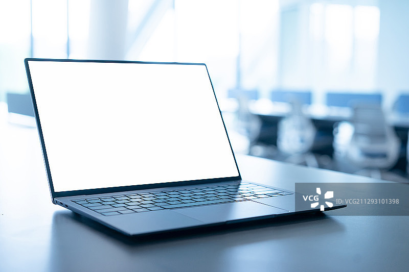 办公桌上的笔记本电脑图片素材