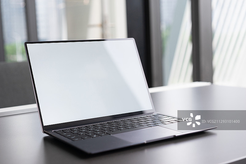 办公桌上的笔记本电脑图片素材