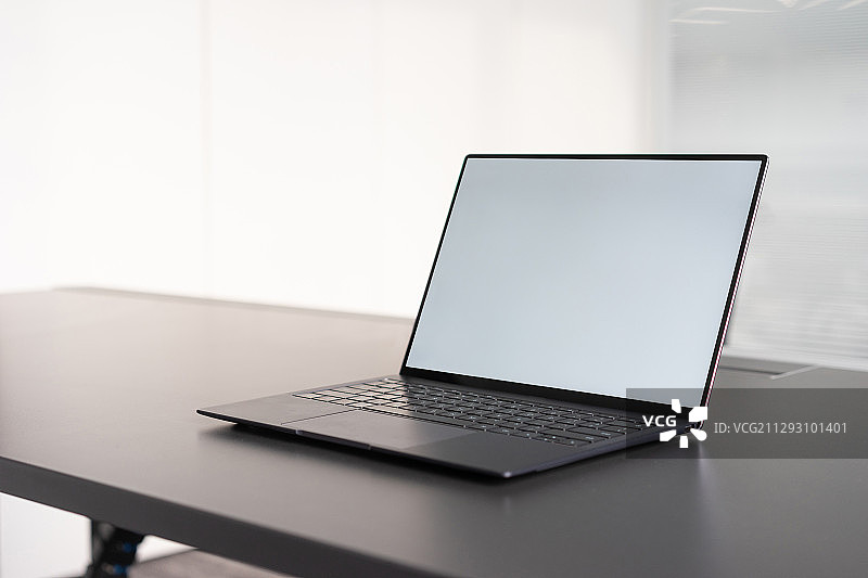 办公桌上的笔记本电脑图片素材