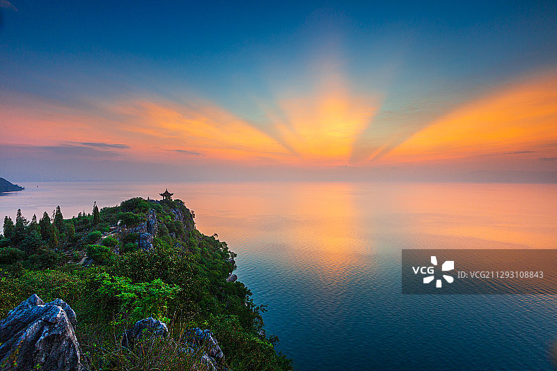 云南省玉溪市抚仙湖禄充风景区日出朝霞图片素材
