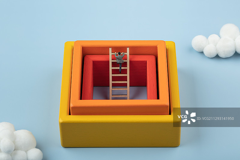 从梯子爬出深坑阳光天空图片素材