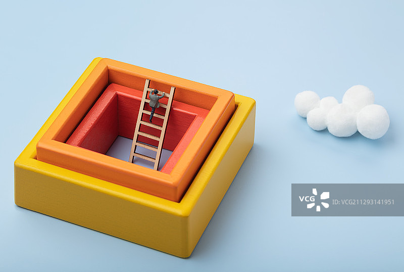 从梯子爬出深坑阳光天空图片素材