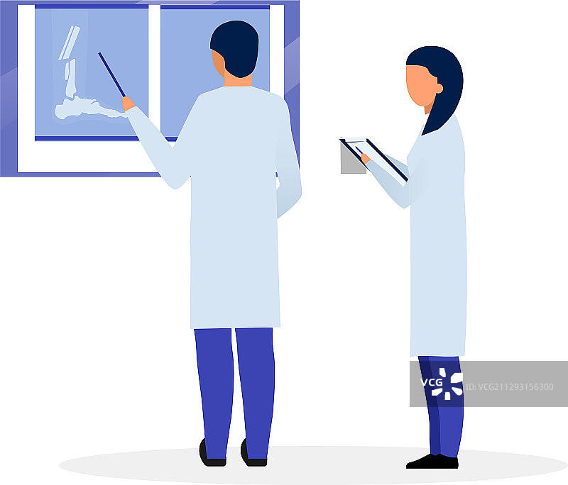 骨科医生阅读骨折X光片图片素材