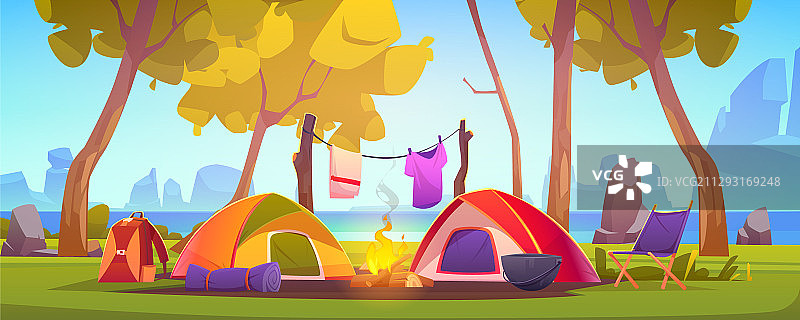 带有帐篷篝火和湖泊的夏令营图片素材